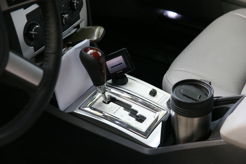 Thermobecher passen in den Getränkehalter in Autos