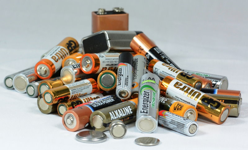 verschiedene Batterien die zur Stromversorgung benötigt werden