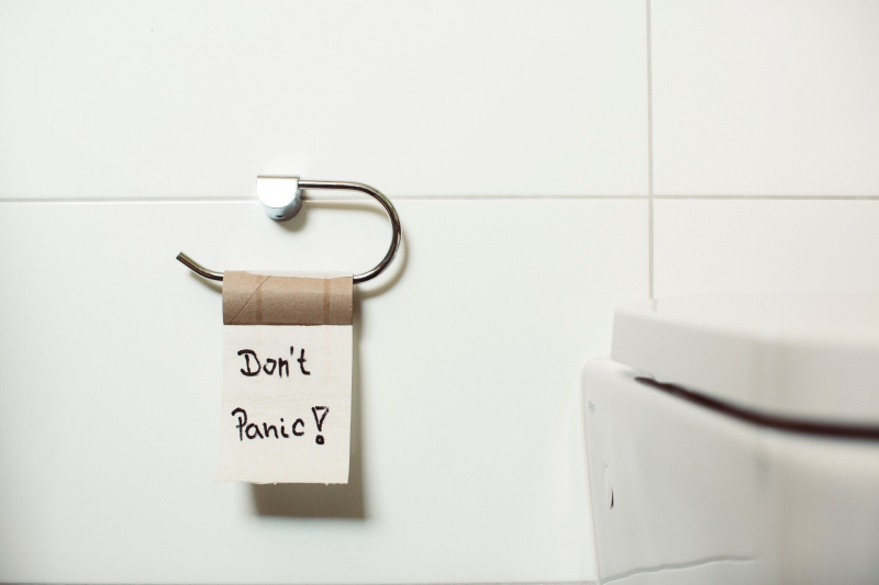 Eine leere Toiliettenpapierrolle mit der Aufschrift: "Dont Panic."